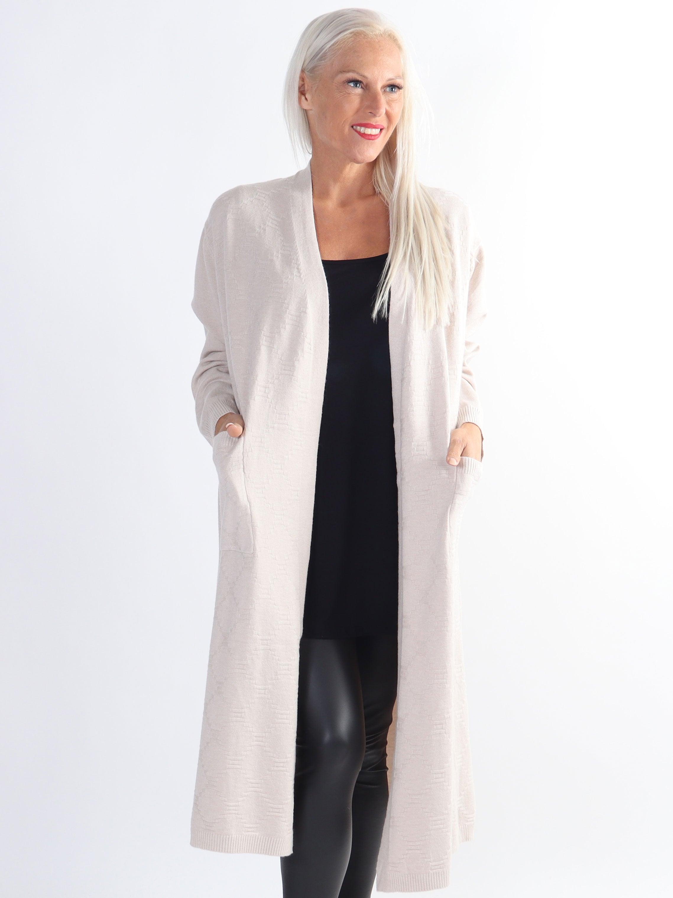Agnesa - Lang plus size strikcardigan med lommer
